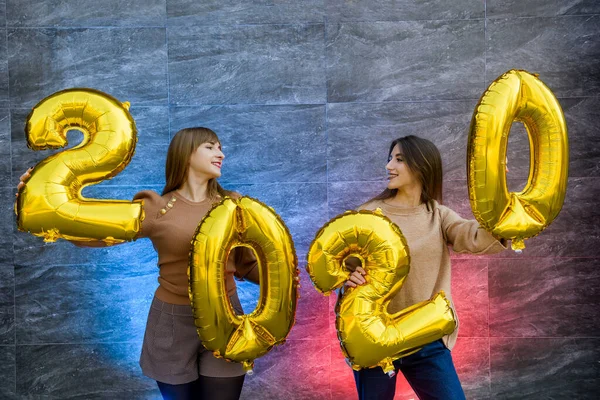 Αδελφές Γιορτάζουν 2020 Κρατούν Χρυσά Αερόστατα Στον Εορτασμό Πάρτι — Φωτογραφία Αρχείου