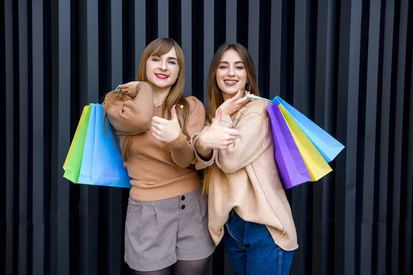 Щасливі Жінки Подарунками Сумками Ходять Міській Вулиці Концепція Святкування Нового — стокове фото