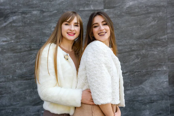 Duas Mulheres Bonitas Vestidos Elegantes Celebrando Ano Novo — Fotografia de Stock