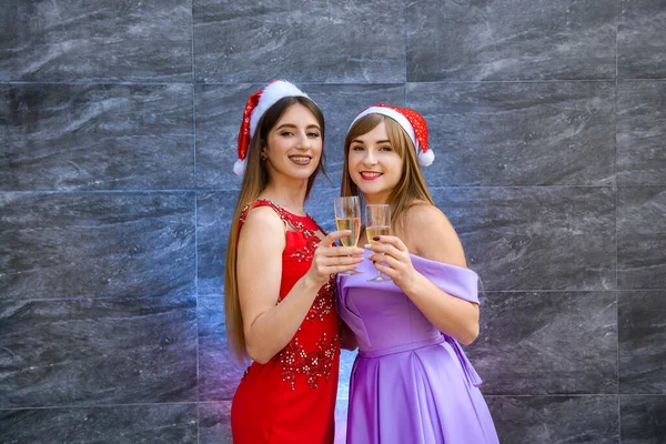 Δύο Όμορφες Γυναίκες Κομψά Φορέματα Γιορτάζουν Νέο Έτος — Φωτογραφία Αρχείου