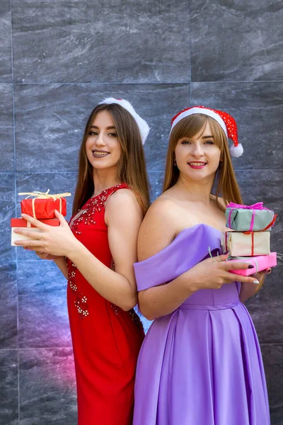 Chicas Moda Elegantes Vestidos Noche Posando Con Cajas Regalo Año —  Fotos de Stock