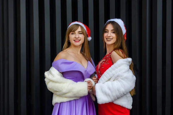 Dwie Piękne Kobiety Eleganckich Sukienkach Świętujących Nowy Rok — Zdjęcie stockowe