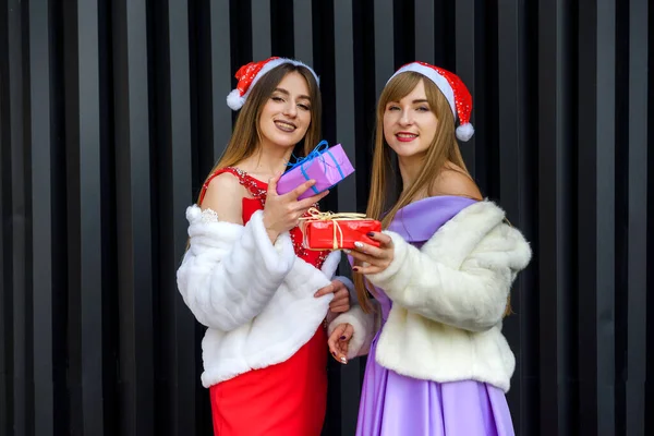 Foto Cerca Mujer Morena Feliz Dando Caja Regalo Amigo Celebración —  Fotos de Stock