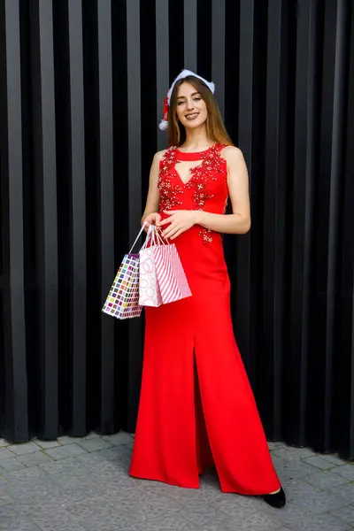 Ritratto Donna Bruna Con Sacchetti Regalo Elegante Abito Rosso Concetto — Foto Stock