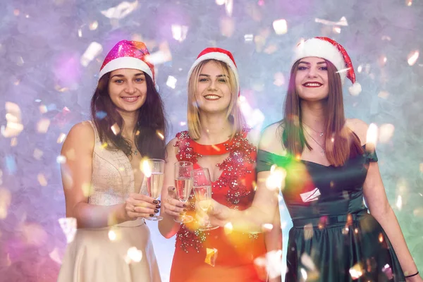 Tres Alegres Chicas Felices Sombreros Santa Posando Con Globos Dorados —  Fotos de Stock