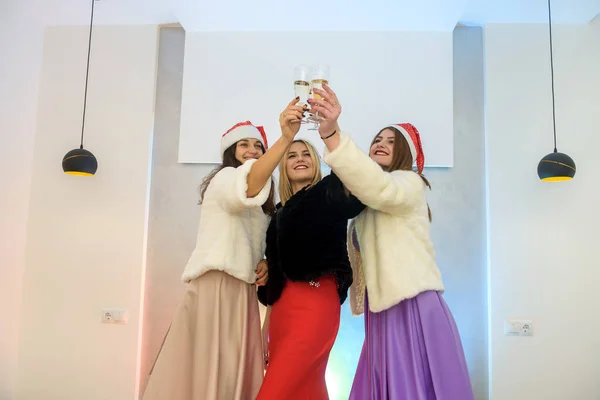 Três Mulheres Alegres Com Taças Champanhe Posando Festa Ano Novo — Fotografia de Stock