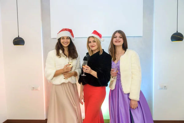 Tres Mujeres Atractivas Con Copas Champán Brindando Fiesta Celebración Del —  Fotos de Stock