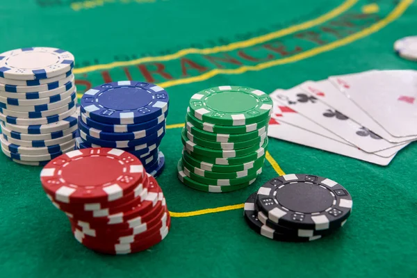 Fichas Póquer Con Cartas Mesa Para Blackjack Casino Juegos Azar — Foto de Stock