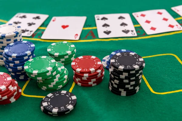 Fichas Poker Com Cartas Baralho Mesa Para Blackjack Casino Jogos — Fotografia de Stock