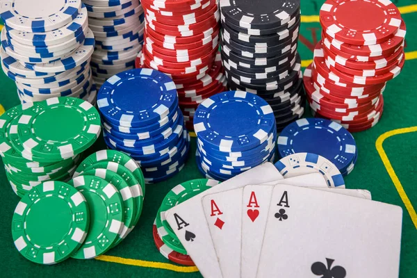 Fichas Poker Com Cartas Baralho Mesa Para Blackjack Casino Jogos — Fotografia de Stock