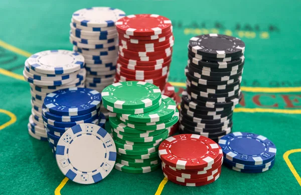 Fichas Casino Coloridas Mesa Feltro Verde Perto Conceito Jogo Jogar — Fotografia de Stock