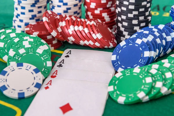 Conceito Jogo Quatro Ases Combinação Com Fichas Poker Mesa Verde — Fotografia de Stock