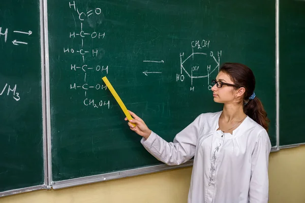Potret Perempuan Guru Kimia Berdiri Dekat Papan Kelas Menunjuk Atasnya — Stok Foto