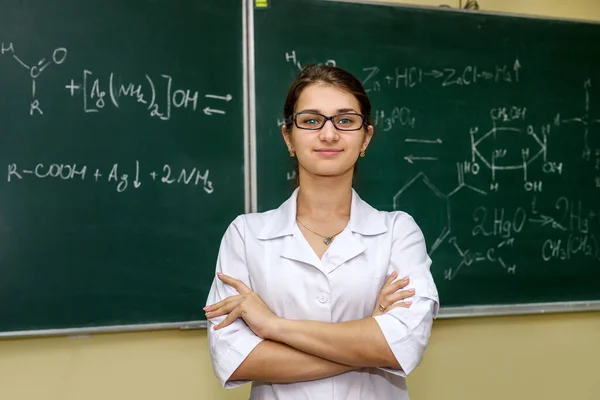 Chemische Ausbildung Frau Der Nähe Der Tafel Erklärt Schülern Material — Stockfoto
