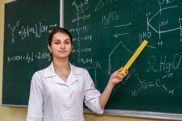 Frauenporträt Chemielehrer Steht Neben Klassentafel Und Zeigt Darauf — Stockfoto