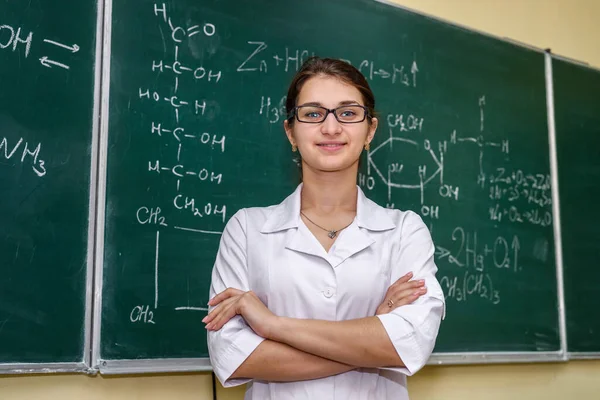 Frauenporträt Chemielehrer Steht Neben Klassentafel Und Zeigt Darauf — Stockfoto