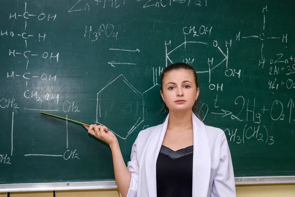 Pendidikan Kimia Perempuan Dekat Papan Menjelaskan Kepada Siswa Beberapa Materi — Stok Foto