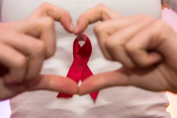 Kadın Elleri Kırmızı Kurdeleyle Yaklaşıyor Aids Şirketi Konsepti Sosyal Reklamcılık — Stok fotoğraf