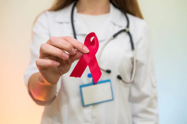 Kırmızı Kurdele Tutan Tıp Üniformalı Bir Kadın Doktor Aids Günü — Stok fotoğraf