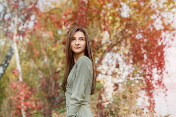 Portrait Femme Brune Robe Verte Posant Dans Parc Automne — Photo