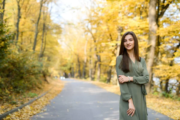 Portrait Féminin Brunette Portrait Femme Dans Parc Automne Robe Olive — Photo