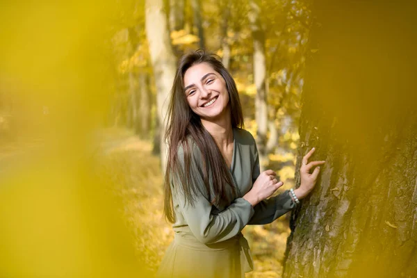 Portrait Féminin Brunette Portrait Femme Dans Parc Automne Robe Olive — Photo