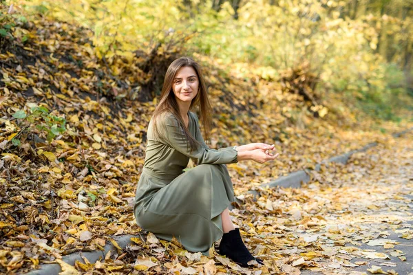 Portret Kobiety Brunetka Kobieta Portret Jesiennym Parku Noszenie Sukienki Oliwek — Zdjęcie stockowe