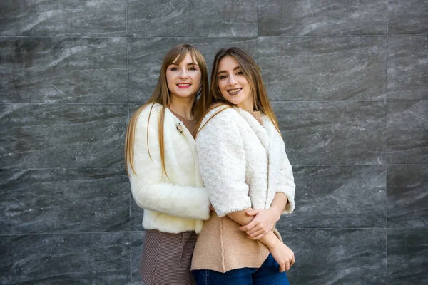 Dvě Krásné Ženy Elegantních Šatech Slaví Nový Rok — Stock fotografie