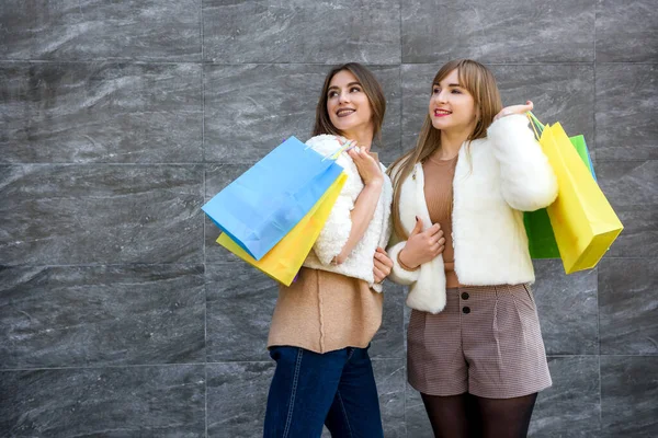 Счастливые Женщины Мешками Покупок Шубах Позирующие Городской Улице — стоковое фото