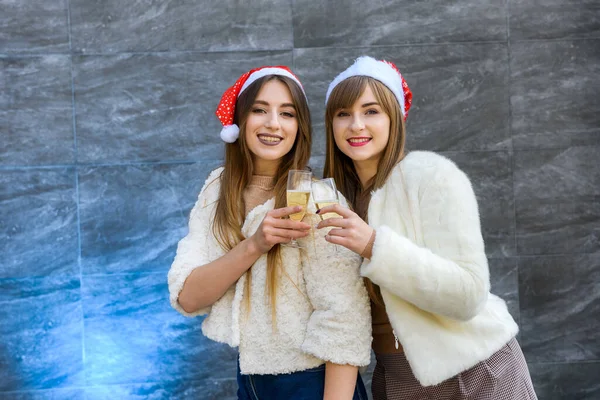 Belle Ragazze Con Bicchieri Champagne Che Celebrano Nuovo Anno Due — Foto Stock