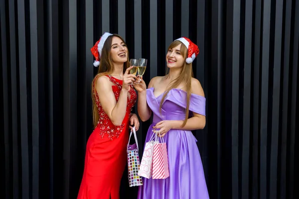 Mujer Rubia Morena Elegantes Vestidos Noche Posando Con Copas Champán —  Fotos de Stock