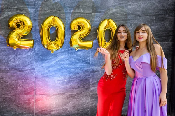 Dos Hermosas Hermanas Vestidos Elegantes Posando Con Globos Oro 2020 —  Fotos de Stock