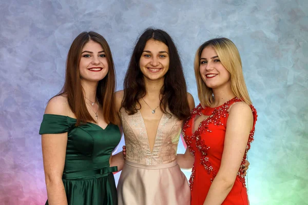 Tres Chicas Felices Vestidos Elegantes Posando Sobre Fondo Abstracto Concepto —  Fotos de Stock