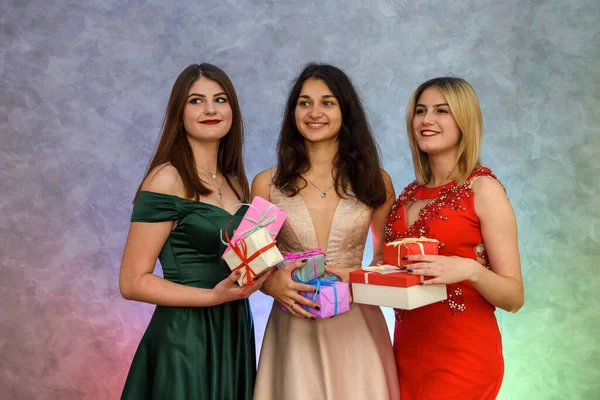 Celebración Año Nuevo Tres Chicas Con Cajas Regalo Posando Fiesta —  Fotos de Stock