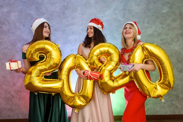 Πρωτοχρονιάτικη Γιορτή Ευτυχισμένοι Φίλοι Αερόστατα Γελώντας Και Γιορτάζοντας Νέο Έτος — Φωτογραφία Αρχείου