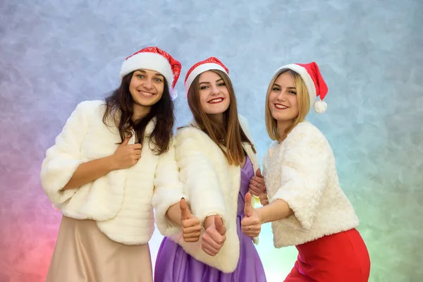 Szczęśliwych Przyjaciół Noworocznej Imprezie Trzy Kobiety Eleganckich Sukniach Wieczorowych Futrzanych — Zdjęcie stockowe