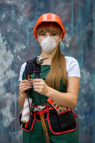 Constructor Con Herramientas Mujer Mono Verde Máscara Protectora Que Sostiene — Foto de Stock