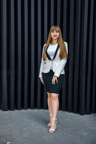 Retrato Mujer Negocios Con Estilo Cerca Fondo Pared Gris — Foto de Stock