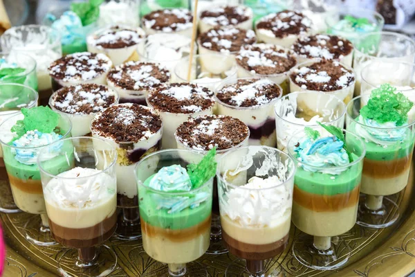 美味的蛋糕 装饰五彩斑斓 食品概念 糖果和甜点 — 图库照片