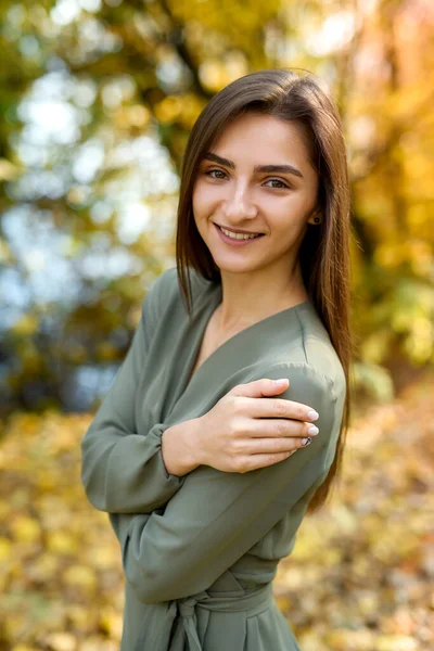 Retrato Femenino Mujer Morena Retrato Parque Otoño Con Vestido Oliva — Foto de Stock