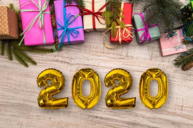 Renkli hediye kutuları ve köknar dallarıyla 2020 altın hava balonları. Noel ve Yeni Yıl Kutlamaları