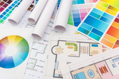 Masa başı manzaralı renkli paletler. Yeni projede çalışan tasarımcı