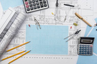 Teknik çizim, grafik kağıdı ve aletler. Mühendislik bürosu planı üzerinde çalışıyor..