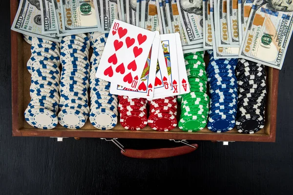 Πολύχρωμα Μάρκες Πόκερ Παιγνιόχαρτα Και Αμερικανικά Δολάρια Σκούρο Φόντο — Φωτογραφία Αρχείου