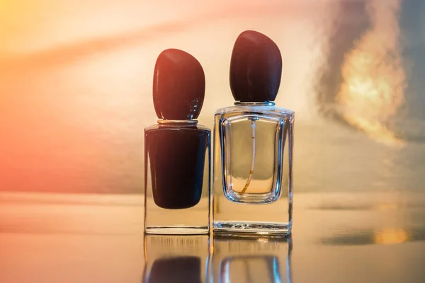Dwie Szklane Butelki Kobiecych Perfum Stoją Złotym Tle Prezent Walentynki — Zdjęcie stockowe