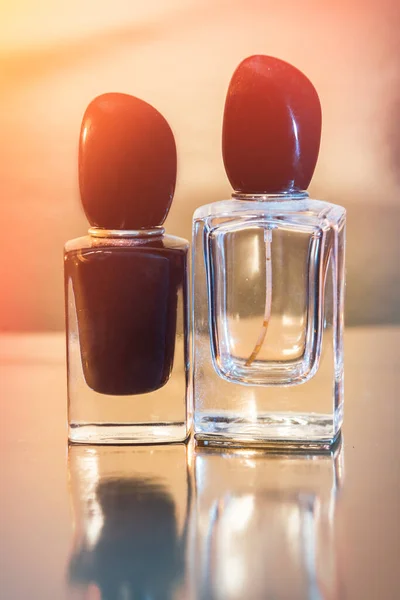 Deux Bouteilles Verre Parfum Féminin Tiennent Sur Fond Doré Cadeau — Photo