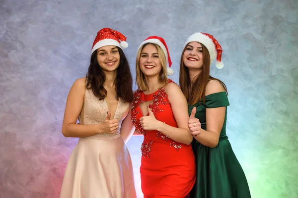 Szczęśliwych Przyjaciół Noworocznej Imprezie Trzy Kobiety Eleganckich Sukniach Wieczorowych Futrzanych — Zdjęcie stockowe