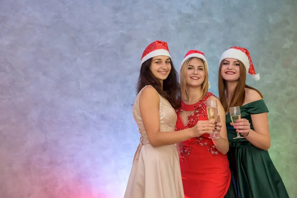 Yeni Yıl Kutlaması Şampanya Kadehli Gece Elbiseli Güzel Kadın — Stok fotoğraf