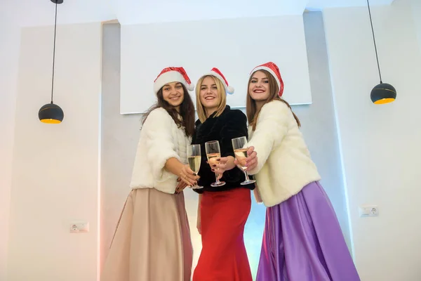 Trzy Atrakcyjne Kobiety Kieliszkami Szampana Wznoszące Toast Imprezie Święto Nowego — Zdjęcie stockowe