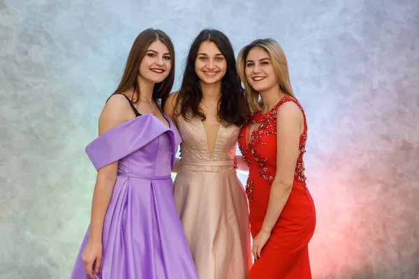 Tres Chicas Felices Vestidos Elegantes Posando Sobre Fondo Abstracto Concepto —  Fotos de Stock